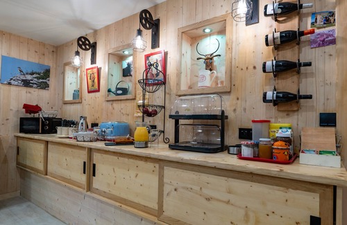Vassieux-en-Vercors Apartamento | Room 'Les Carlines' with Mountain View, Shared Terrace and Wi-Fi