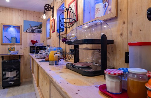 Vassieux-en-Vercors Apartamento | Room 'Les Carlines' with Mountain View, Shared Terrace and Wi-Fi