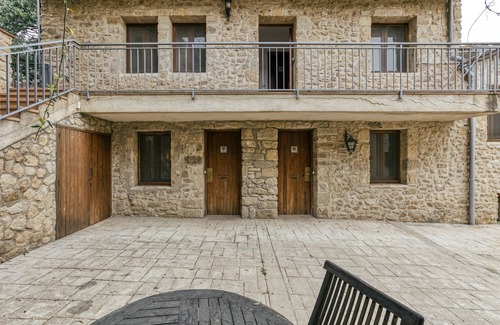 Pujals dels Pagesos Apartamento | Room 'Migjorn' with Shared Pool, Wi-Fi and Air Conditioning