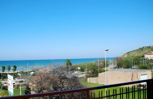 Ortona Apartamento | Habitación 'Nadir' con vistas a la montaña, Wi-Fi y aire acondicionado.