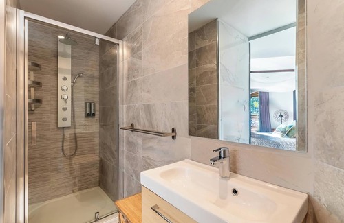 Plaissan Cama Y Desayuno | Room n°1 in Villa SCL - Summer kitchen - Heated pool - Terrace