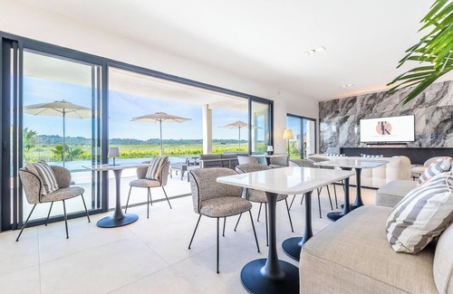 Plaissan Cama Y Desayuno | Room n°2 in Villa SCL - Heated swimming pool