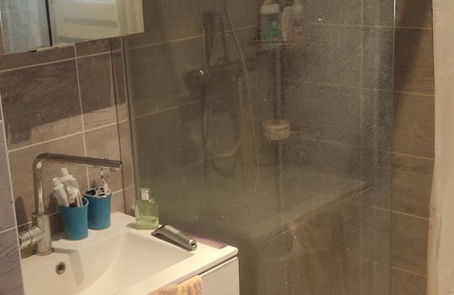 Bourgoin-Jallieu Apartamento | Room on the ski route, close to the town center, in a quiet location