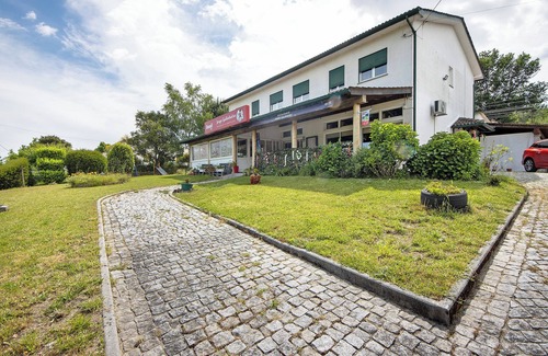 Castro Daire Apartamento | Habitación 'Quarto 3 - Jorge Galinheiro' con vistas a la montaña, jardín compartido y Wi-Fi