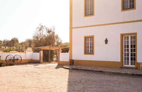Cabeco de Vide Apartamento | Habitación 'Quarto Duplo Com Wc Privativa 4' con piscina compartida, Wi-Fi y aire acondicionado.