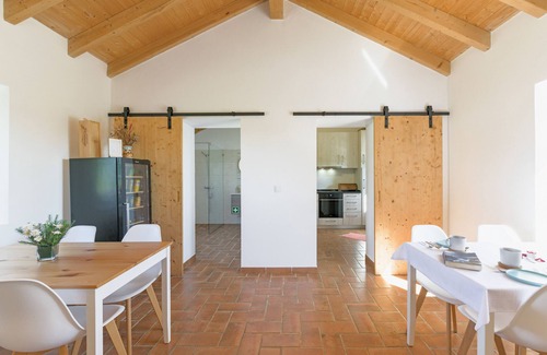 Santiago do Cacem Apartamento | Habitación 'Quarto Suite Esteva' con vistas a la montaña, piscina compartida y Wi-Fi