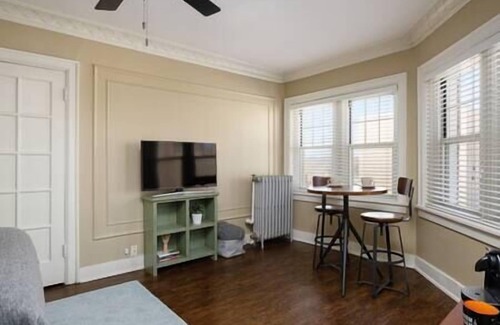 Country Club Plaza Area Apartamento | Room & Roam | Country Club Plaza | Historic Studio