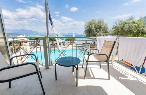 Nikiana Apartamento | Habitación 'Vista al mar - Edificio Aeolus' con piscina compartida, jardín y aire acondicionado