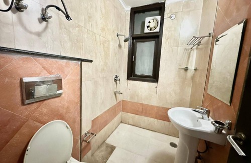 Gurugram Apartamento | Room with attach washroom near golf course road
