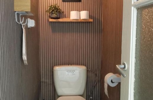 Historical Center Bruges Cama Y Desayuno | Room with carparking, bicycles and small breakfast