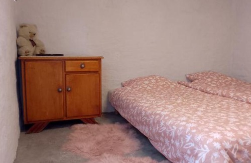Historical Center Bruges Cama Y Desayuno | Room with carparking, bicycles and small breakfast
