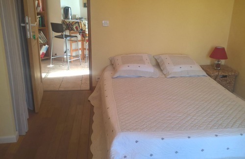 Grabels Cama Y Desayuno | Room with independent access in villa