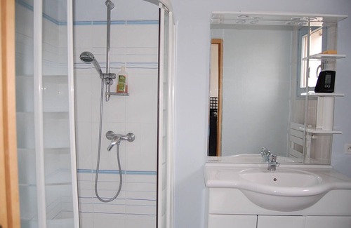 Grabels Cama Y Desayuno | Room with independent access in villa