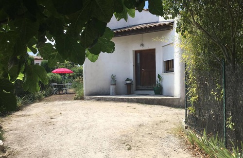 Grabels Cama Y Desayuno | Room with independent access in villa