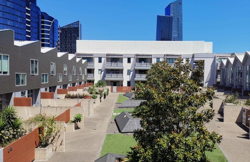 Docklands Casa | Room with king-size bed close to Melbourne CBD & Southern Cross Station
