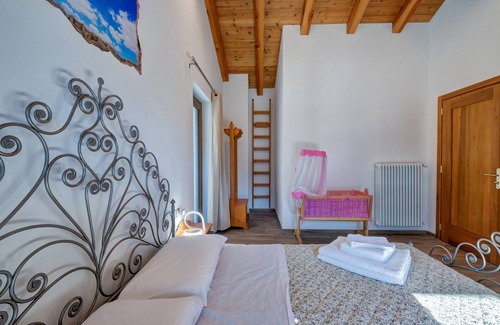 Donnas Cama Y Desayuno | Habitación 'Zaffiro' con vistas a la montaña y Wi-Fi