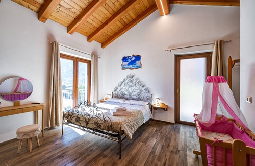 Donnas Cama Y Desayuno | Habitación 'Zaffiro' con vistas a la montaña y Wi-Fi
