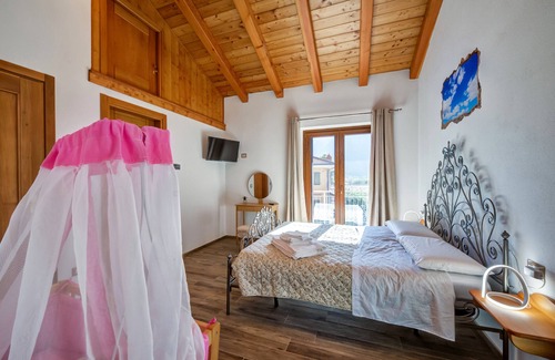 Donnas Cama Y Desayuno | Habitación 'Zaffiro' con vistas a la montaña y Wi-Fi