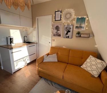 Quartier de la Folie-Mericourt Casa | Rooms with fabulous view on Paris roofs