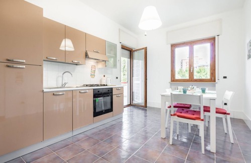 Municipio 2 Apartamento | Roomy 125sqm Apartment with terrace and parking space!