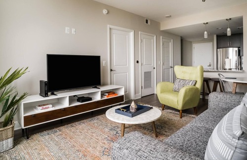 Eisenhower East Apartamento | Roomy 1BR in Alexandria with Gym and Rooftop Pool