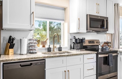 Roseville Apartamento | Roomy 1BR Upper Flat in the Heart of Roseville
