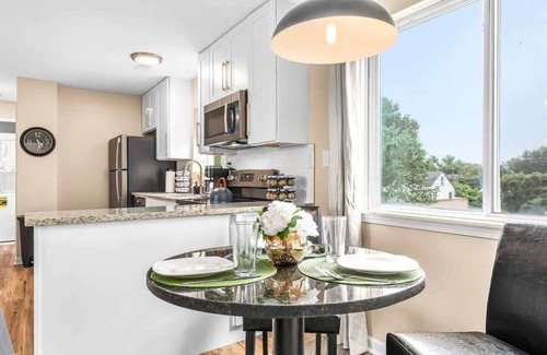 Roseville Apartamento | Roomy 1BR Upper Flat in the Heart of Roseville