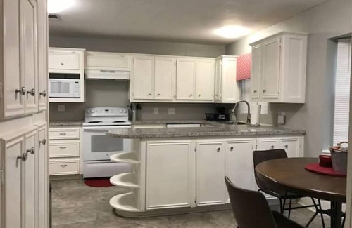 Riverside Terrace Casa | Roomy 3/2 close to University of houston, TX Med Center, NRG, Downtown, & Parks
