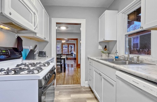 Des Moines Casa | Roomy 4BR by Drake Sleeps 13 HUGE yard