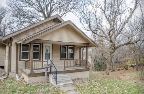 Des Moines Casa | Roomy 4BR by Drake Sleeps 13 HUGE yard