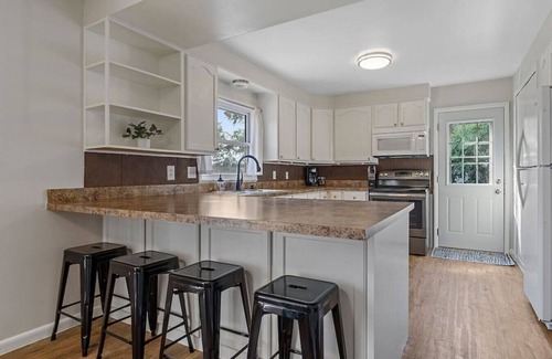 Rapid City Casa | Roomy 5-Bed 3-Bath-Fire Place- Large Outdoor Space