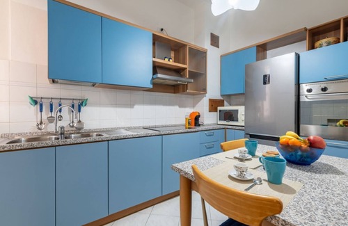 Parma City Centre Apartamento | Parma Station Colorful Apartment with Balcony x5
