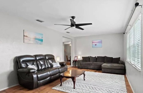 Disston Heights Casa | Roomy home in the trees
