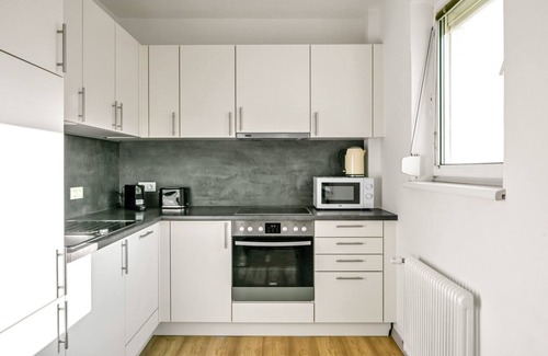 Erdberg Apartamento | Roomy Landstraße 1BR w/ Elevator, near Metro U3, by Blueground