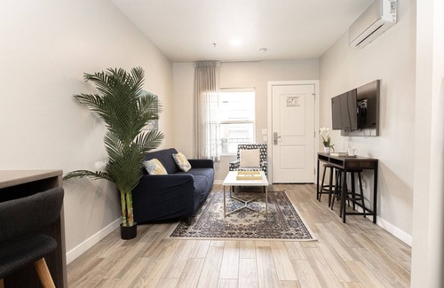 Mission Hills Casa | Roomy Loft in 💜 of OldTown w/NFT Art, Parking, HBO