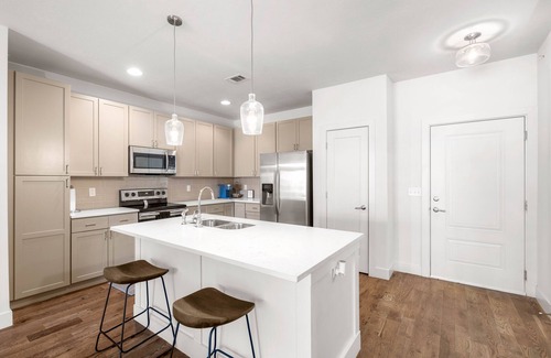 Country Club Plaza Area Apartamento | Roomy Plaza 2bed w/ Den and WK Space