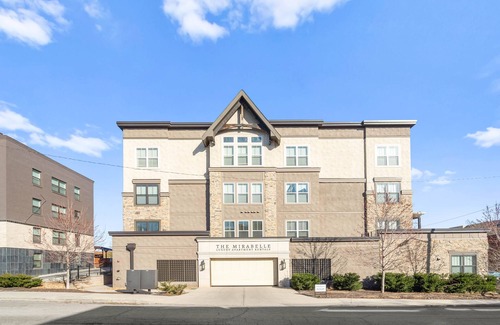 Country Club Plaza Area Apartamento | Roomy Plaza 2bed w/ Den and WK Space