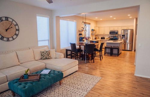 Power Ranch Casa | Roomy & Remodeled Modern Hacienda—5 bd 3.5 ba, 2 Masters and 3 kings!