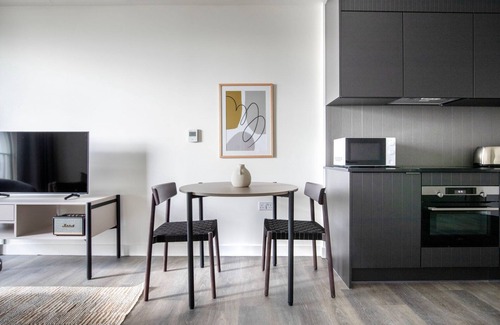 Stratford and New Town Apartamento | Roomy Stratford 1BR w/ Security & Gym, nr Train Station, by Blueground