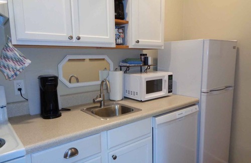 Ronda Apartamento | Roomy Studio Apartment Attached to Historic Country Church in the Yadkin Valley