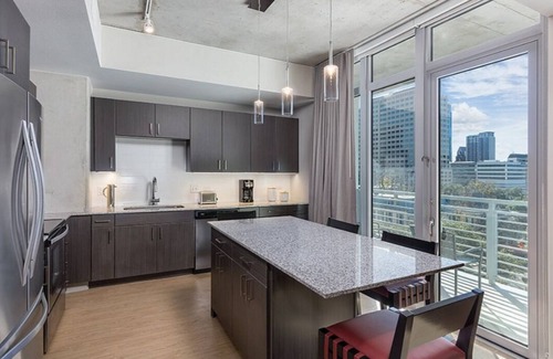 Civic District Complejo | Roomy Studio at Austin Resort! Complete with Rooftop Pool, Fire Pit, and More!