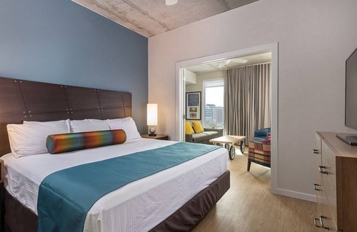 Civic District Complejo | Roomy Studio at Austin Resort! Complete with Rooftop Pool, Fire Pit, and More!