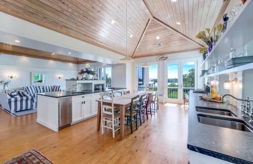 Captiva Casa | ROOSEVELT COTTAGE -CAPTIVA BAY FRONT con piscina climatizada y muelle. Fácil acceso a la playa y no muy lejos.