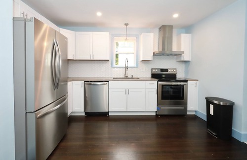 Manchester Casa | Roosevelt House, sleeps 12, weddings, Big groups, Parking, 2 full kitchens