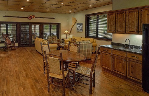 Gatlinburg - Pigeon Forge Cabina | Roosevelt Lodge: Majestic Lodge with Everything to Make your Perfect Vacation Great!