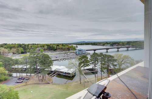 Mid America Condominio | ‘Rory’s Roost’ Hot Springs Condo on Lake Hamilton!