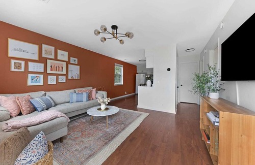 Edgehill Casa | Rosé Bungalow - 1.5 Miles to Broadway