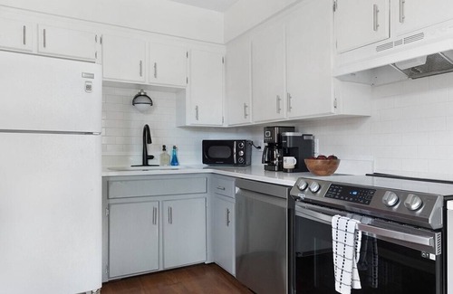 Edgehill Casa | Rosé Bungalow - 1.5 Miles to Broadway