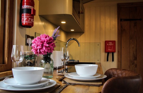 St Harmon Cabaña | Rose - a shepherds hut that sleeps 2 guests in 1 bedroom