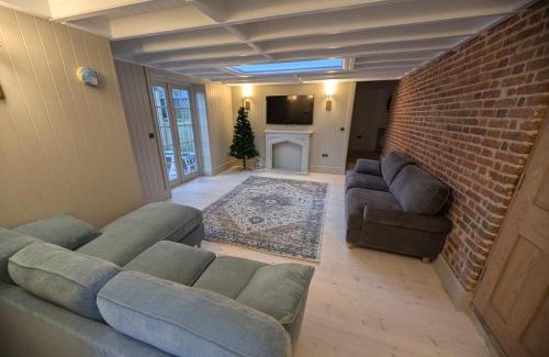 Fakenham Casa | Rose Cottage, Luxury cottage, sleeps 16